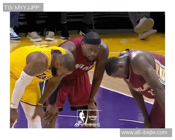 詹姆斯关键时刻暂停指挥队友成功防守上演致命抢断精彩瞬间